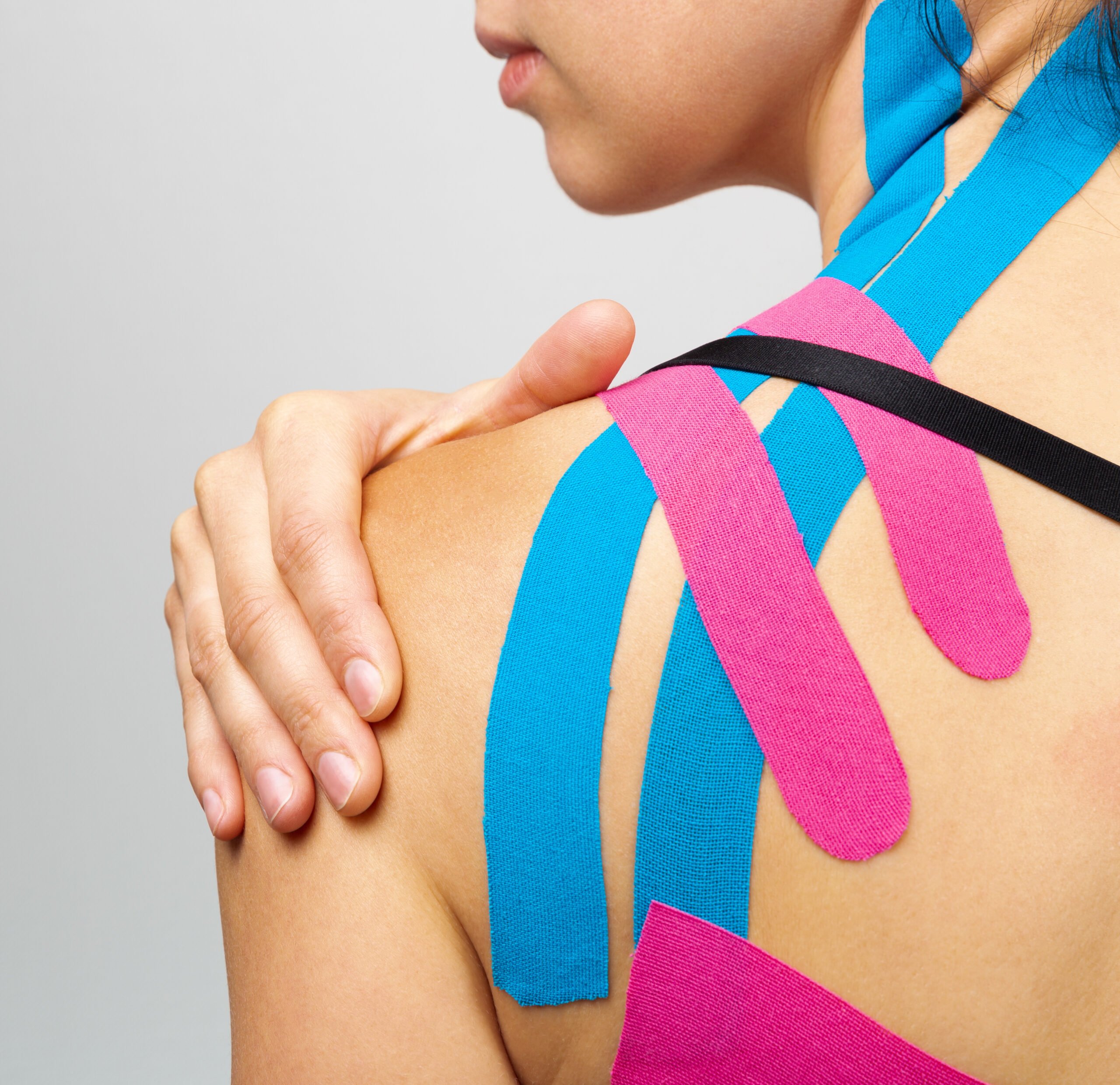 Kinesiotaping-Behandlung an der Schulter